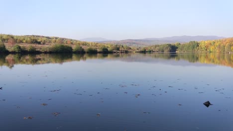 Schöne-Landschaft-am-See