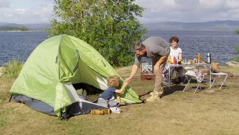 Familia-disfrutando-por-lago-tranquilo