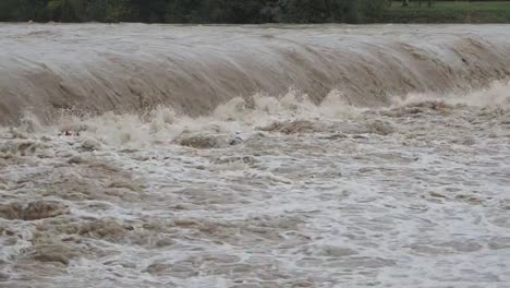 El-río-Serio-hinchado-después-de-fuertes-lluvias.-Provincia-de-Bérgamo,-Italia-norteña