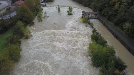 Zángano-de-la-vista-aérea-del-río-Serio-hinchado-después-de-fuertes-lluvias.-Provincia-de-Bérgamo,-Italia-norteña