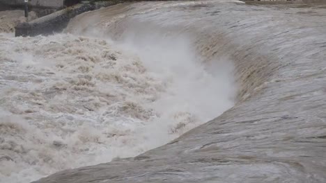 Serio-Flusses-geschwollen-nach-starken-Regenfällen.-Provinz-von-Bergamo,-Italien