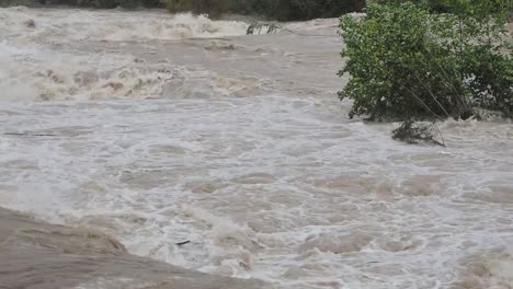 El-río-Serio-hinchado-después-de-fuertes-lluvias.-Provincia-de-Bérgamo,-Italia-norteña