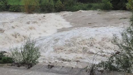 El-río-Serio-hinchado-después-de-fuertes-lluvias.-Provincia-de-Bérgamo,-Italia-norteña