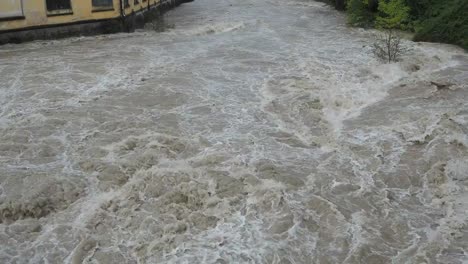 El-río-Serio-hinchado-después-de-fuertes-lluvias.-Provincia-de-Bérgamo,-Italia-norteña