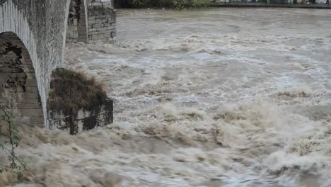 El-río-Serio-hinchado-después-de-fuertes-lluvias.-Provincia-de-Bérgamo,-Italia-norteña