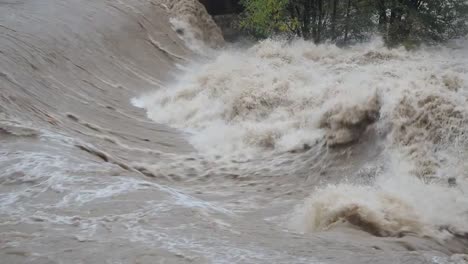 Serio-Flusses-geschwollen-nach-starken-Regenfällen.-Provinz-von-Bergamo,-Italien