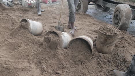 Eimer-mit-Sand-gefüllt-(Nahaufnahme)