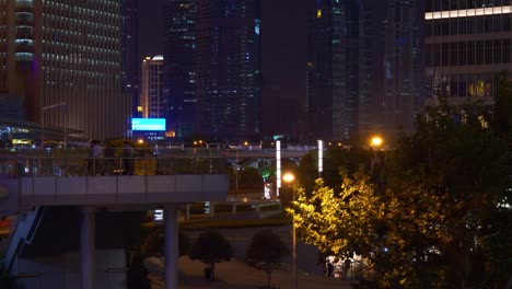 Nacht-erleuchtet-shanghai-Stadtverkehrs-Platz-Fußgängerbrücke-Panorama-4k-China