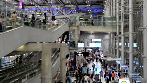 Zeitraffer-der-Touristen-in-Bangkok-Suvarnabhumi-Flughafen-terminal-Gebäude