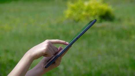 Hands-with-a-tablet-close-up.