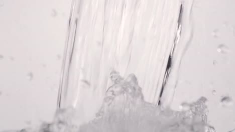 Kristallklares-Wasser-eingießen-in-Glas-Slow-Motion