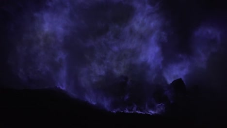 Blaue-Schwefel-Feuer-des-Vulkans-Mount-Kawah-Ijen