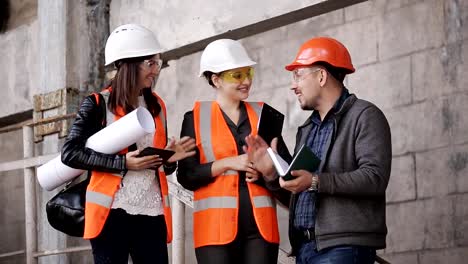 Leitender-Ingenieur-vor-Ort-diskutieren-Bau-mit-dem-Kunden