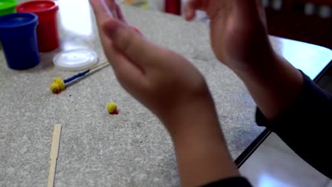 Un-niño-jugando-con-arcilla.