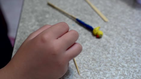 Un-niño-jugando-con-arcilla.