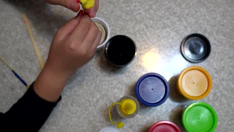 Un-niño-jugando-con-arcilla.