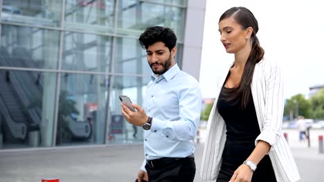 Viaje-de-trabajo.-Gente-de-negocios-usando-teléfono-caminando-en-el-aeropuerto