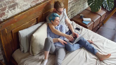 Mujer-de-pasar-tiempo-con-su-novio-trabajando-desde-casa