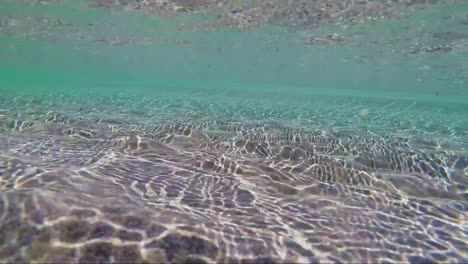 arena-bajo-las-ondas-de-agua-de-mar