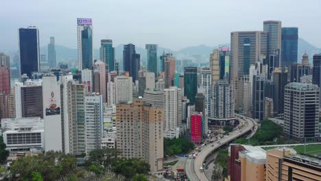 Centro-antena-del-camino-del-paisaje-urbano-tráfico-de-tiempo-del-día-panorama-4k-hong-kong