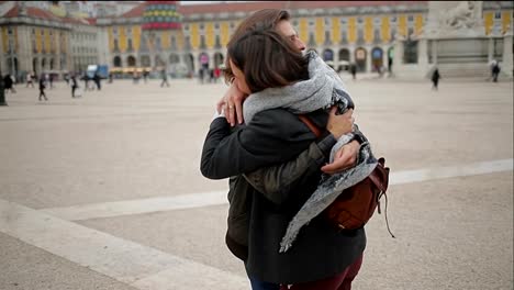 Zwei-Freunde-treffen-auf-dem-Platz-in-Altstadt