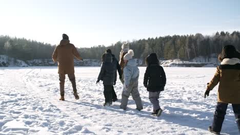 Aktive-junge-Familie-wanderte-im-Winter