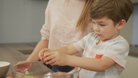 Niño-aprendiendo-a-romper-un-huevo