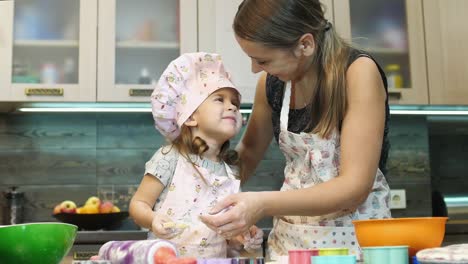 Mutter-macht-Kekse-mit-ihrer-Tochter