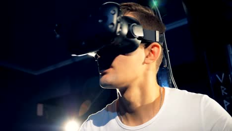 Virtual-Reality-Gaming-Konzept.-Verängstigte-Person-in-VR-Brille,-aus-nächster-Nähe.