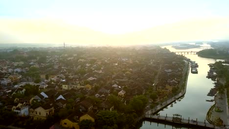 vista-superior-tranquilo-río-divide-la-antigua-ciudad-de-Hoian