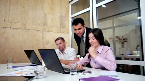 Gerente-de-macho-enojado-hablando-con-empleados