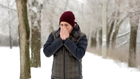 Ein-Mann-trifft-einen-Bruder-im-Winter-in-den-Park,-der-viel-zu-spät-ist