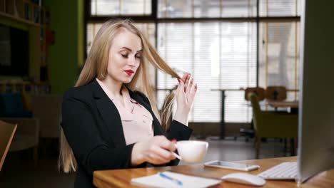 Woman-in-office-with-crumpled-paper,-get-stressed