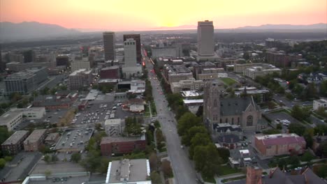 Luftaufnahme-der-Innenstadt-von-Salt-Lake-City-Sonnenuntergang-und-Kathedrale