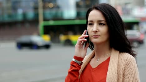 Chica-hablando-por-teléfono-en-la-ciudad