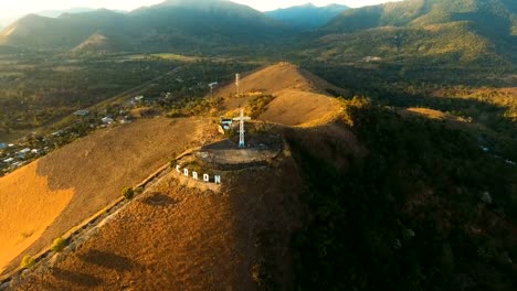 Wappen-der-Stadt-von-Coron-auf-dem-Hügel.-Kreuz-auf-einem-Hügel,-Coron,-Philippinen,-Palawan-Busuanga