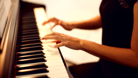 Joven-mujer-tocando-el-piano