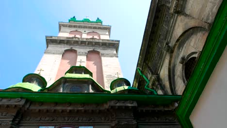 Iglesia-de-la-Asunción-en-Lviv,-cielo.