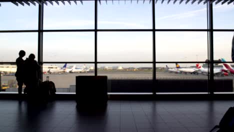 Silhouetten-der-Passagiere-zu-Fuß-in-der-Terminalhalle,-Geschäftsreise,-Flughafen