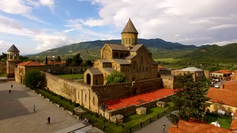 Luftaufnahmen-der-Swetizchoweli-Kathedrale,-nördlich-von-Tiflis,-Tourismus-in-Georgien