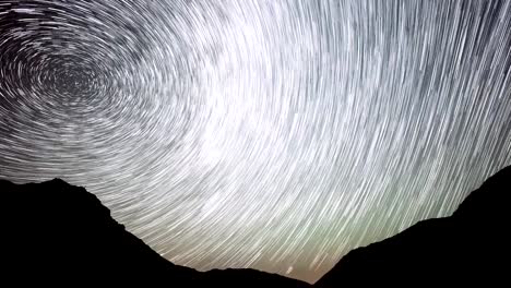 Star-Trails-Time-Lapse-of-the-Milky-Way-Galaxy