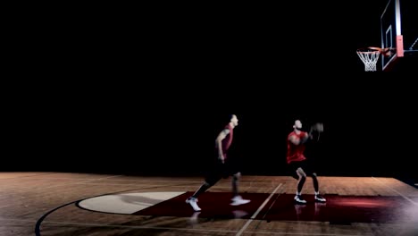 Dos-jugadores-de-baloncesto-ir-uno-en-uno-tratando-de-anotar