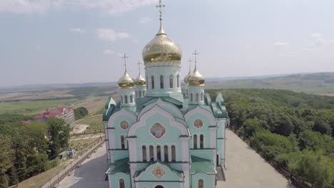 schöne-Landschaft-Kirche-auf-dem-Lande.-Drohne-video