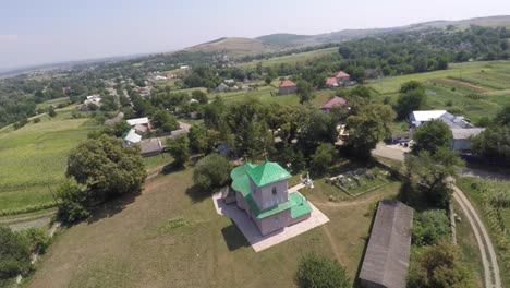 Iglesia-de-bello-paisaje-en-el-campo.-video-de-abejón