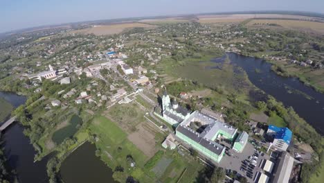 schöne-Landschaft-Kirche-auf-dem-Lande.-Drohne-video