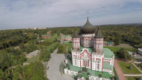 schöne-Landschaft-Kirche-auf-dem-Lande.-Drohne-video