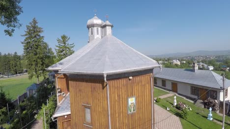 schöne-Landschaft-Kirche-auf-dem-Lande.-Drohne-video