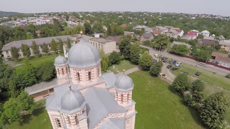 schöne-Landschaft-Kirche-auf-dem-Lande.-Drohne-video