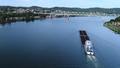 High-Angle-breit-Gründung-Schuss-von-Kohle-Barge-am-Ohio-River