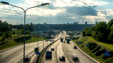 Evening-traffic-on-the-highway,-time-lapse